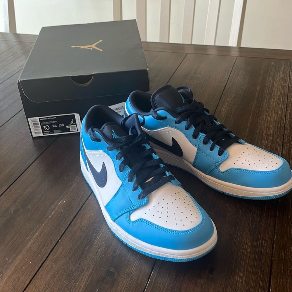 Air Jordan 1 Low UNC Obsidian Size 10 Mens. 100% Authentic!!